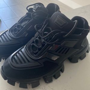 Only worn once! Need this to go immediately!